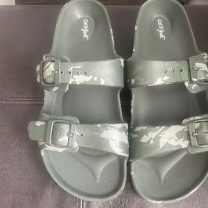 Boys sandals size 6